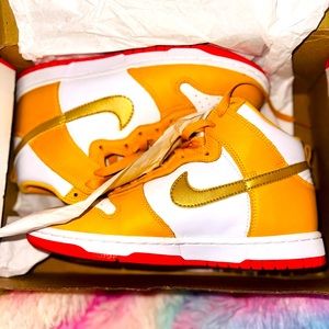 W NIKE DUNK HIGH UNIVERSITY GOLD/METALLIC GOLD OR UNIVERSITE/OR METALLIQUE